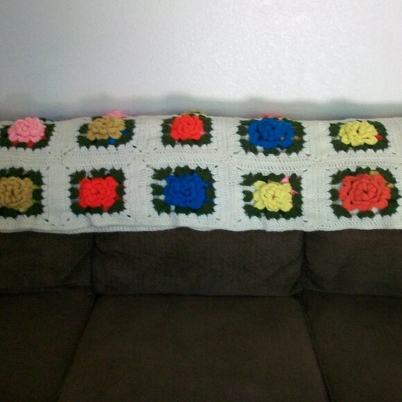 Vintage 70's Hand Crochet 3D Flowers Granny Square Fringed Afghan 42" x 72" - Picture 2 of 8